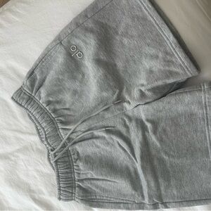 ALO YOGA Accolade Heather Gray Sweatshort